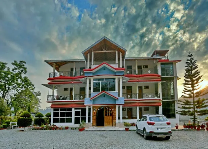 Goroomgo Luxury Sapphire Inn: Mountain View Retreat